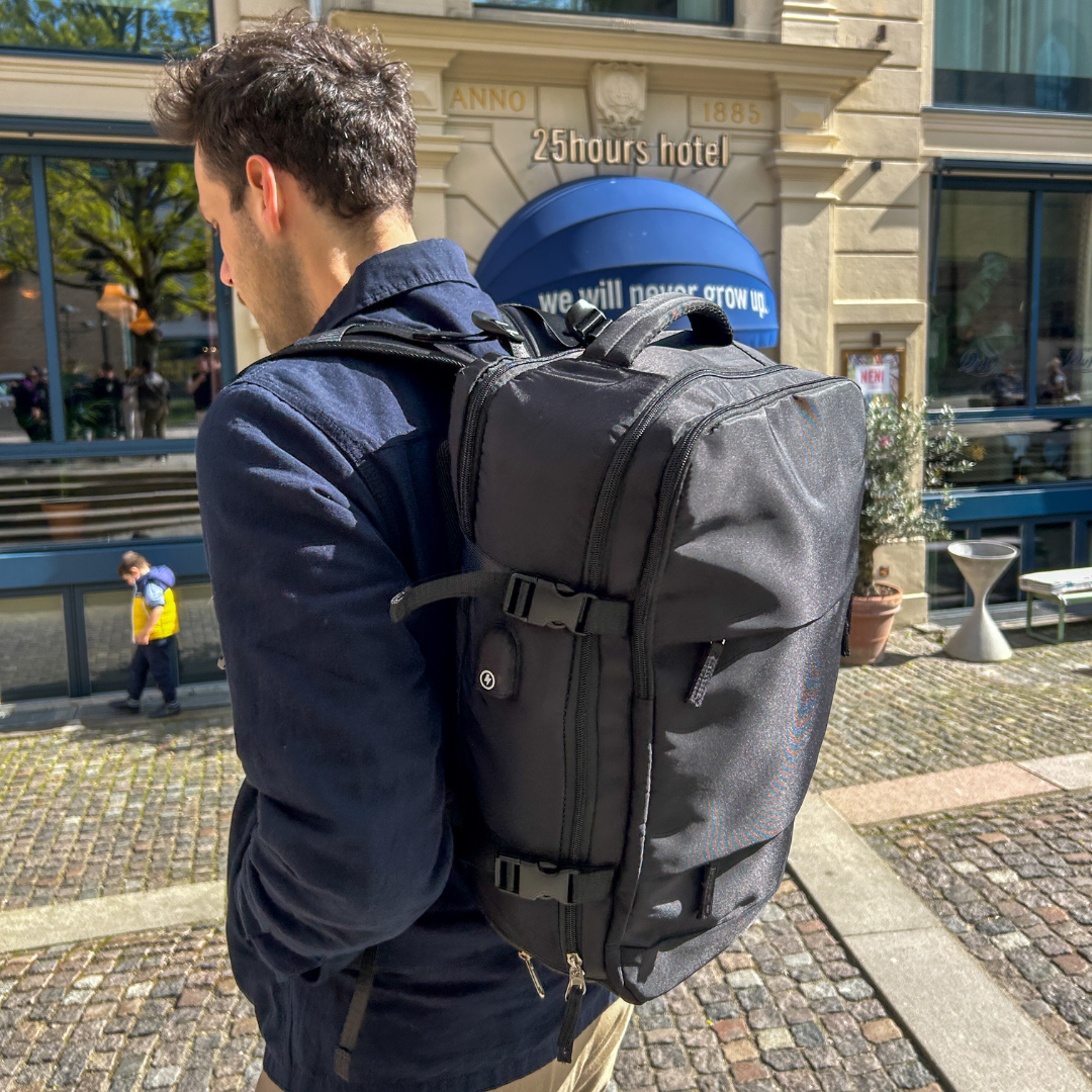 Traveler wearing a Nomadity vacuum compression backpack