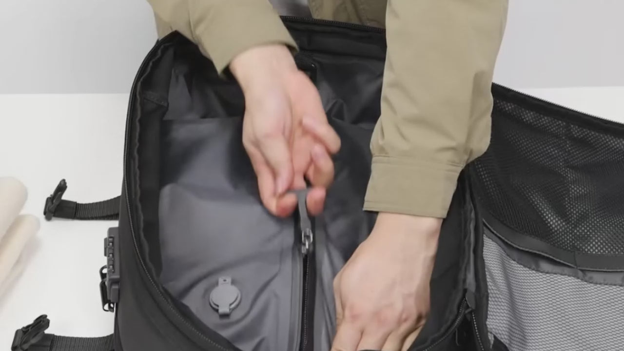 Pioneer Vacuum compression travel backpack - Nomadity